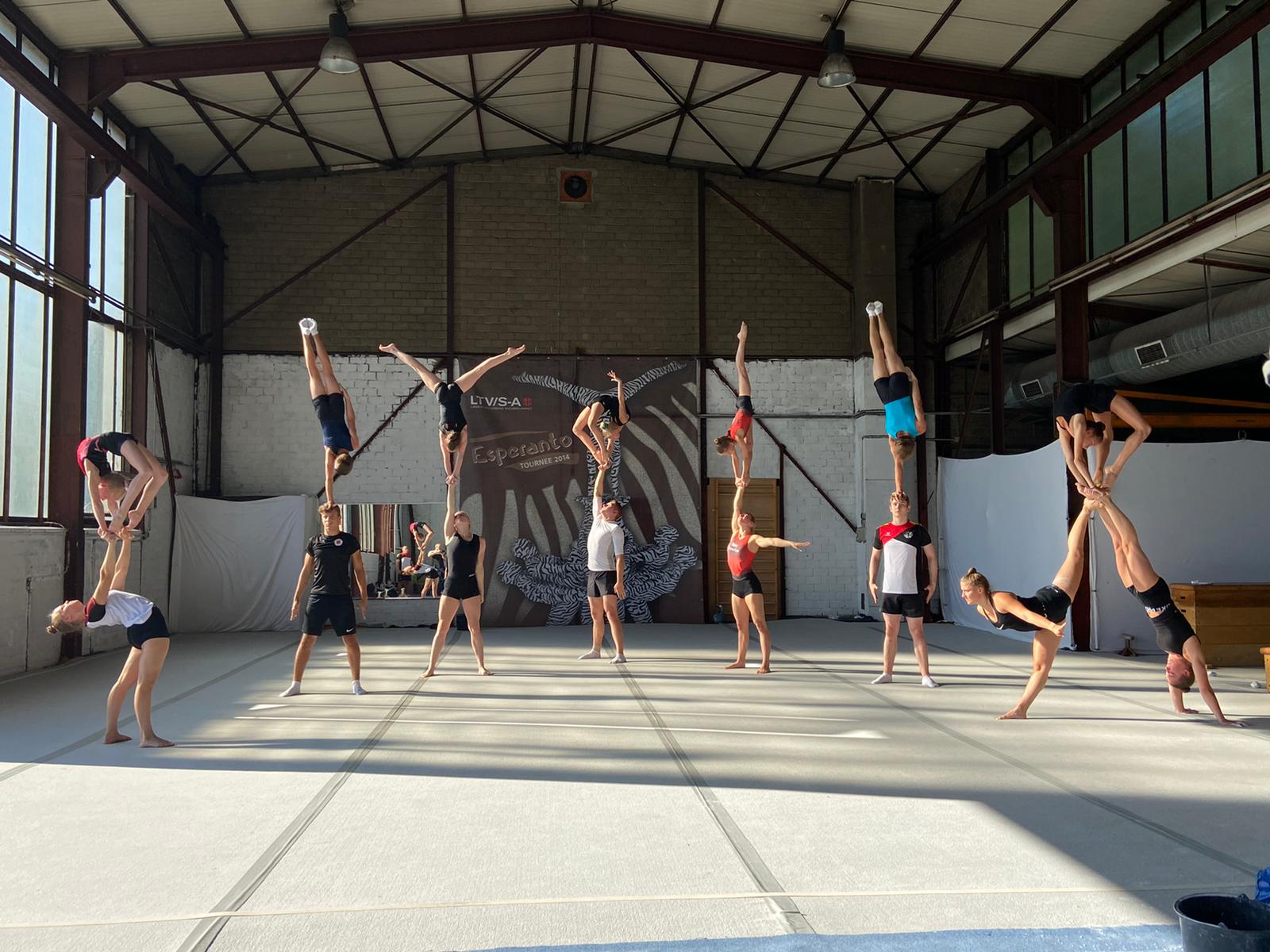 Sportakrobatik: Teamfigur mit Hebeelement