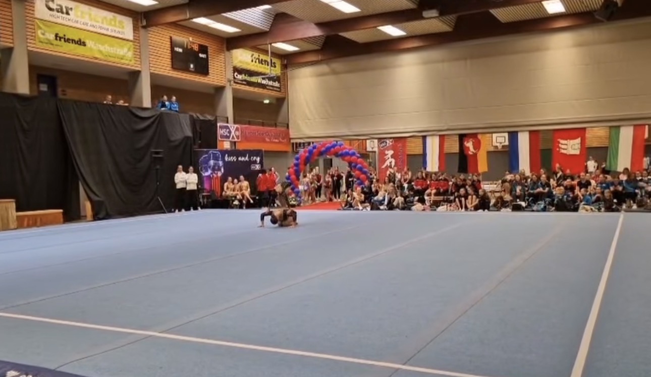 Wettkampffläche und Team in Aktion