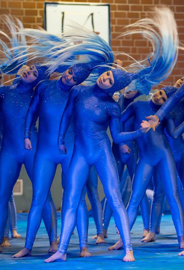 Showauftritt auf Bühne mit akrobatischer Hebefigur